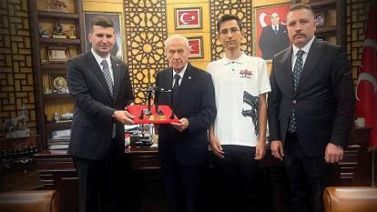 Uluslararası yarışmada Türkiye’yi temsil edecek: Devlet Bahçeli’ye takdim edildi