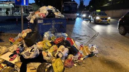 Yine İzmir, yine çöp dağları! İşçiler greve gitti yaz sıcağında çöpler kaldırımlara yollara taştı