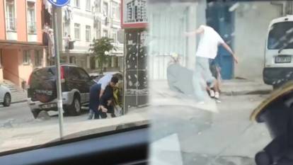 Böyle evlat olmaz olsun: Sultangazi'de sokak ortasında annesini darbetti