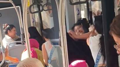 Tesettürlü kadına 2 yaşındaki kızının gözü önünde saldırdı! Belediye otobüsünde skandal görüntüler...