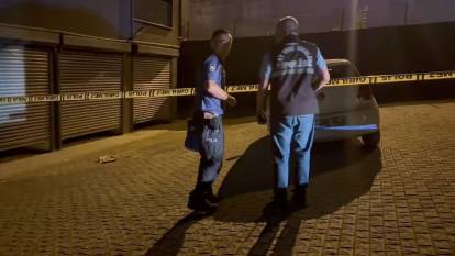 Evine girdi beyzbol sopasıyla saldırıya uğradı: Silahını çekip saldırganı vurdu
