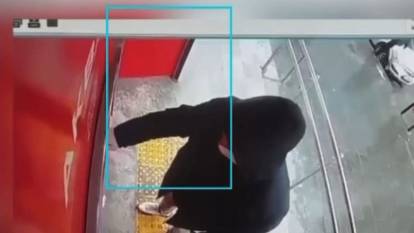 ATM fareleri kıskıvrak yakalandı! Yardım isteyen vatandaşları dolandırıyorlardı