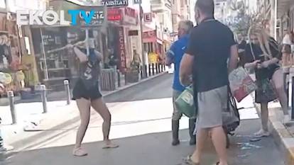 Şoke eden olay! İki kadın ellerinde sopayla belediye çalışanını sokak ortasında darbetti