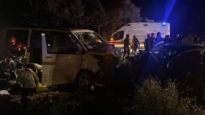 Ters şerit dehşeti! Ters şeride giren panelvan otomobille çarpıştı: Ölü ve yaralılar var, panelvan sürücüsü kaçtı