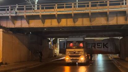 Yine TIR, yine bir alt geçit ve yine İstanbul: Dorsesi takıldı, yol kapandı