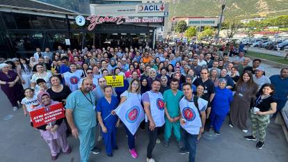 Üniversite hastanesinde görevli sağlık çalışanları ikinci kez iş bıraktı; Eşit işe eşit ücret istiyoruz
