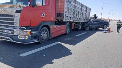 Aksaray'da feci kaza! Lüks araç tıra ok gibi saplandı: Ölü ve yaralılar var