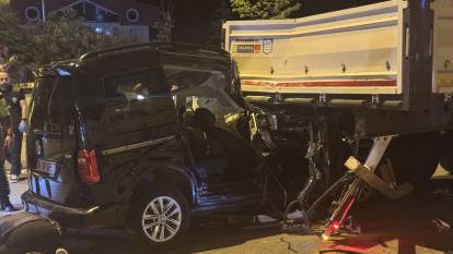 Feci kaza, 2 şehit 3 yaralı : Özel harekat kursiyerlerini taşıyan araç TIR'a çarptı