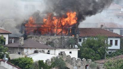 Tarihi Kaleiçi'nde otel yangını paniği: Yangın yan iştetmelere sıçradı, 3 ilyetmede büyük hasar var