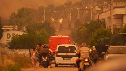 İzmir’de yangın yerleşim yerlerine sıçradı: Havalimanında uçuşlar durduruldu