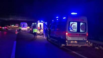 Otoyolda feci kaza! TIR bir minibüse arkadan çarptı, vatandaşlar yol kenarına savruldu: Çok sayıda yaralı var