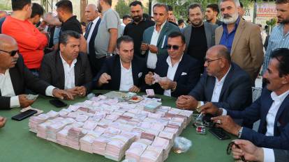 5 saat süren takı töreni! Takılanlar dudak uçuklattı