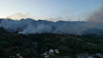Hatay'da alevler kontrolden çıktı: 2 bin kişi tahliye edildi