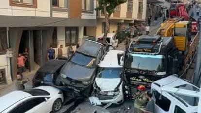 İstanbul'un göbeğinde vinç dehşet saçtı! Facia ucuz atlatıldı, 23 araç büyük hasar gördü