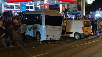 Yolcu minibüsü ile ticari araç çarpıştı! Can pazarı yaşandı, 10 kişi yaralandı