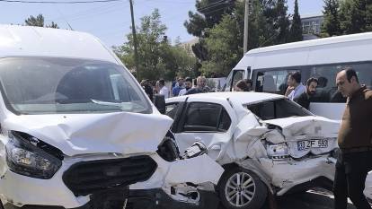 Freni patlayan TIR dehşet saçtı: Kırmızı ışıkta bekleyen araçlara çarptı, 7 yaralı var
