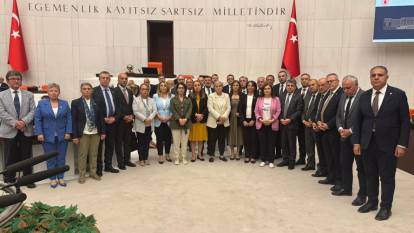CHP'li vekillerden TBMM'de kürsü işgali!