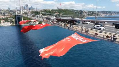 Köprüler 15 Temmuz'a hazırlanıyor! Dev bayraklar dalgalandı