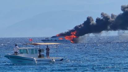 Çeşme'de demirli milyon liralık tekne alev alev yandı: Kullanılamaz hale geldi