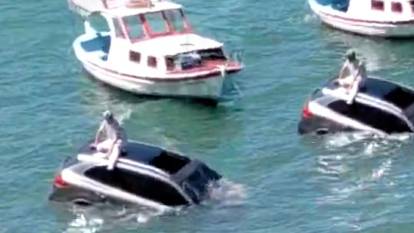 Ayvalık'ta kontrolünü kaybettiği aracıyla denize uçtu: Üzerine oturdu, yardım bekledi