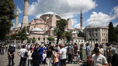 İstanbul turist akınına uğradı: Turistlerin bir günü nasıl geçiyor?