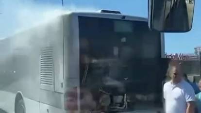 Metrobüste yangın paniği! Yolcular tahliye edildi