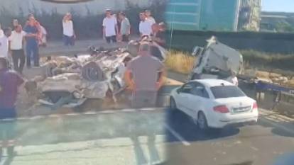 Korkunç kaza! TIR ve bir otomobil çarpıştı: Dorse otomobilin üzerine devrildi, 5 ölü var