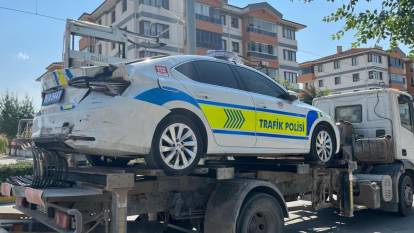 Trafik kazasını inceleyen polis ekibine araç çarptı: 3 yaralı