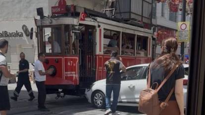 İstiklal Caddesi'nde otomobil ile tramvay kaza yaptı!