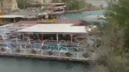 Fırtına çıktı halatlar koptu: Duba restoran sürüklendi, yürüyüş yoluna çarptı