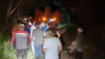 Otomobil sele kapıldı: İçindeki kadınla birlikte 150 metre sürüklendi