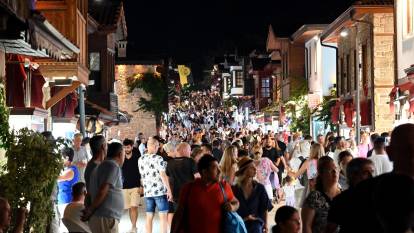 Antalya’da Temmuz rekoru kırıldı: Bir günde 102 bini aşkın yabancı ziyaretçi geldi