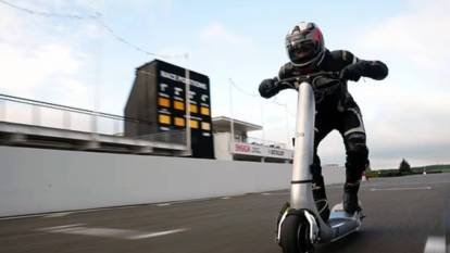 Saatte 160 Km ile uçuyor! Dünyanın en hızlı scooter’ı tanıtıldı!