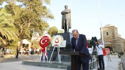 Cumhurbaşkanı Erdoğan, Atatürk Anıtı'na çelenk sundu