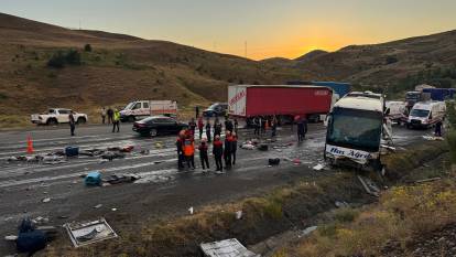 Sivas'ta yolcu otobüsü dağın yamacına çarptı! Ölü ve yaralılar var