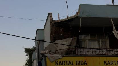 Küçükçekmece'de korkutan anlar! Balkon bir anda çöktü...