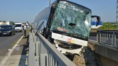 Tur otobüsü facianın eşiğinden döndü: 34 yolcu vardı, 30 metrelik köprüden aşağı düşecekti!
