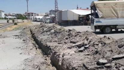 50 yıllık yol bir gecede kapatıldı, mahalle ikiye bölündü