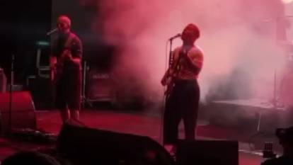 Bursa'da konser veren Athena orman yangınları nedeniyle konseri yarıda kesti!