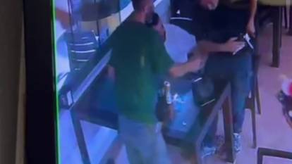 Bir garip olay! Polis, birlikte oturduğu kişi tarafından vuruldu! Tavırları dikkat çekti