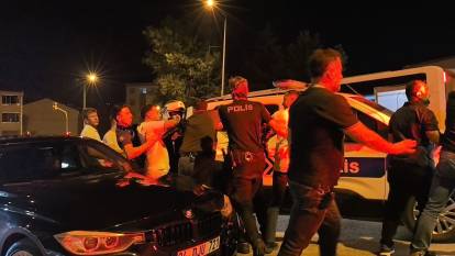 Gençlerin kavgasına aileler karıştı: Polis biber gazıyla müdahale etti!