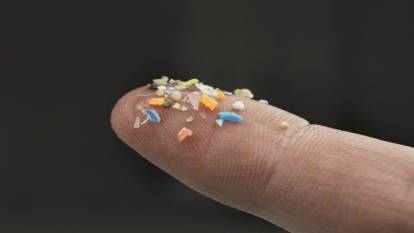 Bilim insanları ölçtü: Günlük hayatımız resmen mikroplastik yağmuru altında!