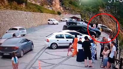 Fren yerine gaza basınca yürüyüş yoluna uçtu! Göksu Travertenleri’nde feci kaza: 4 yaralı
