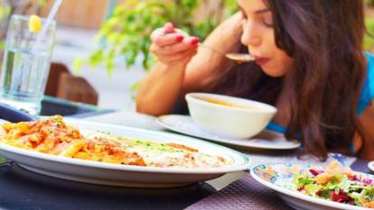 Yıllardır yanlış sırayla yemek yiyormuşuz! Bu sırayla yemek yemek yaşlanmayı bile yavaşlatıyor