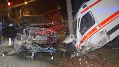 Bursa'da korkunç kaza: Ambulans kamyonetle çarpıştı, bahçe duvarında asılı kaldı!