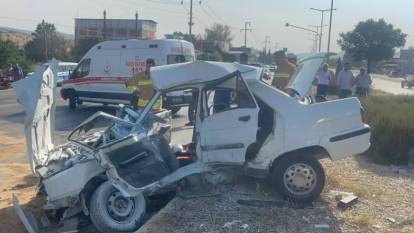 Kavşakta feci çarpışma: Otomobil hurdaya döndü, iki kişi hayatını kaybetti!
