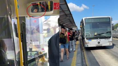Metrobüs arıza yaptı! Yolcular tahliye edildi