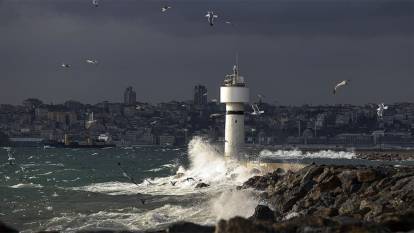 Sıcaktan kavrulan İstanbul'a müjde gibi uyarı geldi: Şiddetli rüzgar ve fırtına alarmı verildi