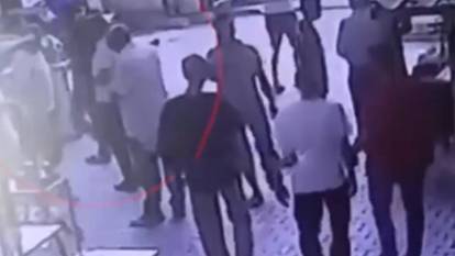 Tartıştığı kişinin oğlunu görünce kimse tutamadı: Önce kafa attı, ardından bıçakladı!