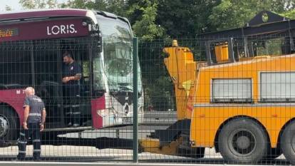 Esenyurt'ta metrobüs kazası meydana geldi: İki araçta hasar var, yaralı yok